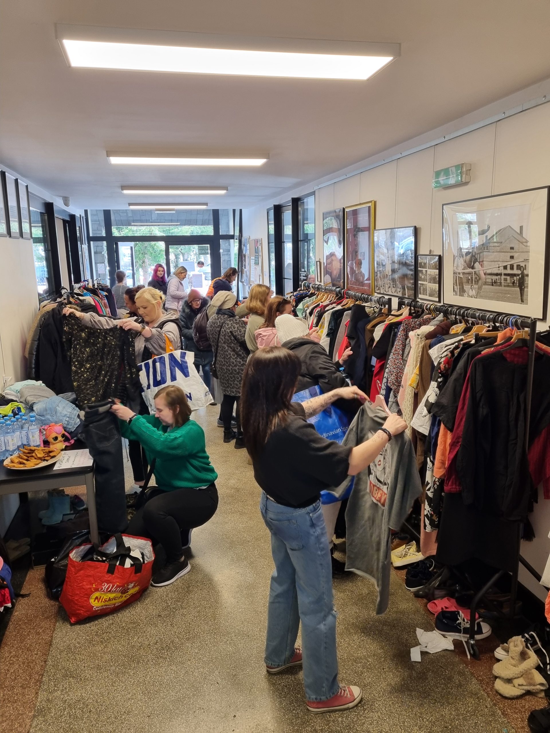 kilkanaście osób ogląda ubrania