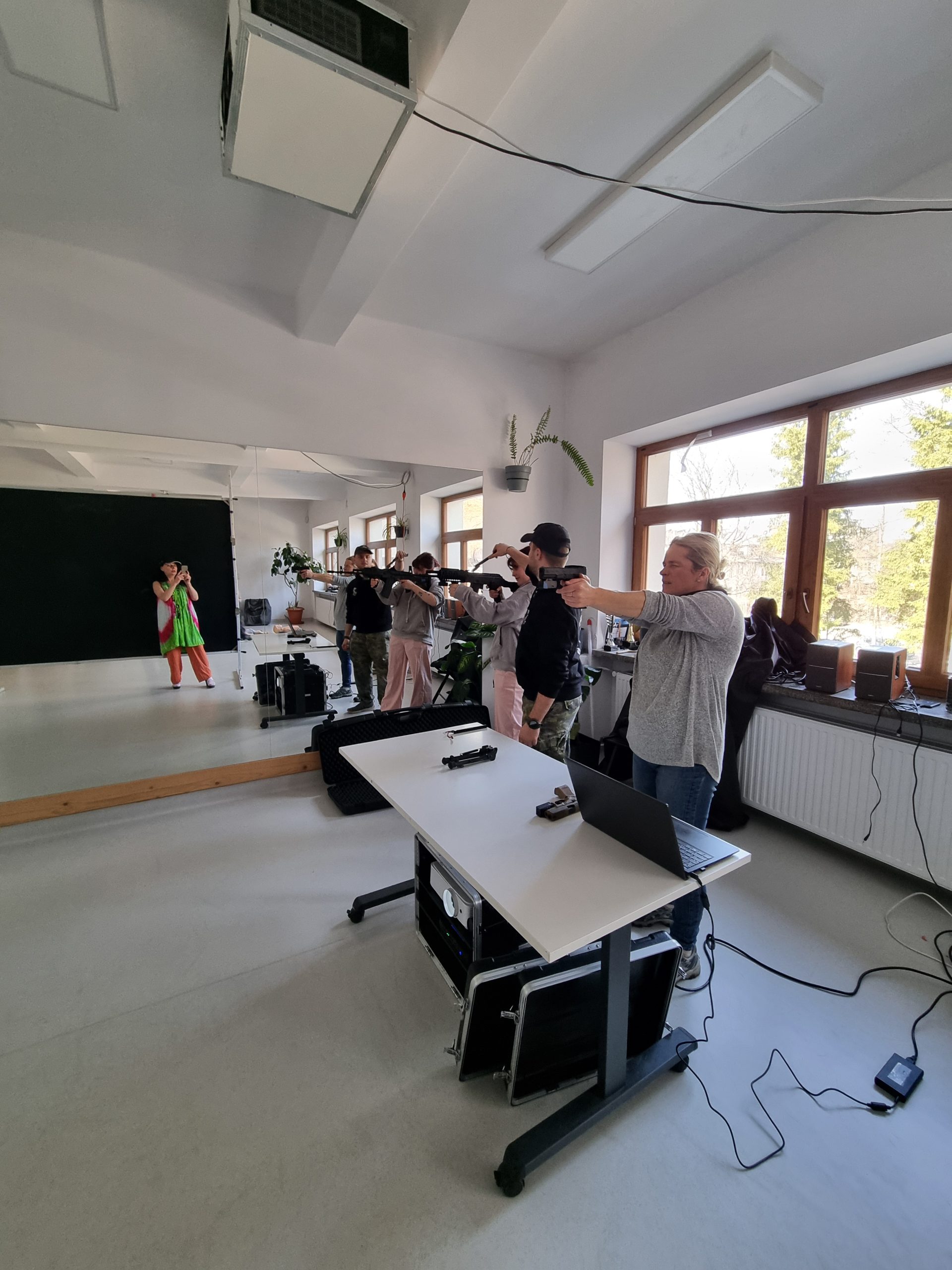 kilka osób korzysta z wirtualnej strzelnicy