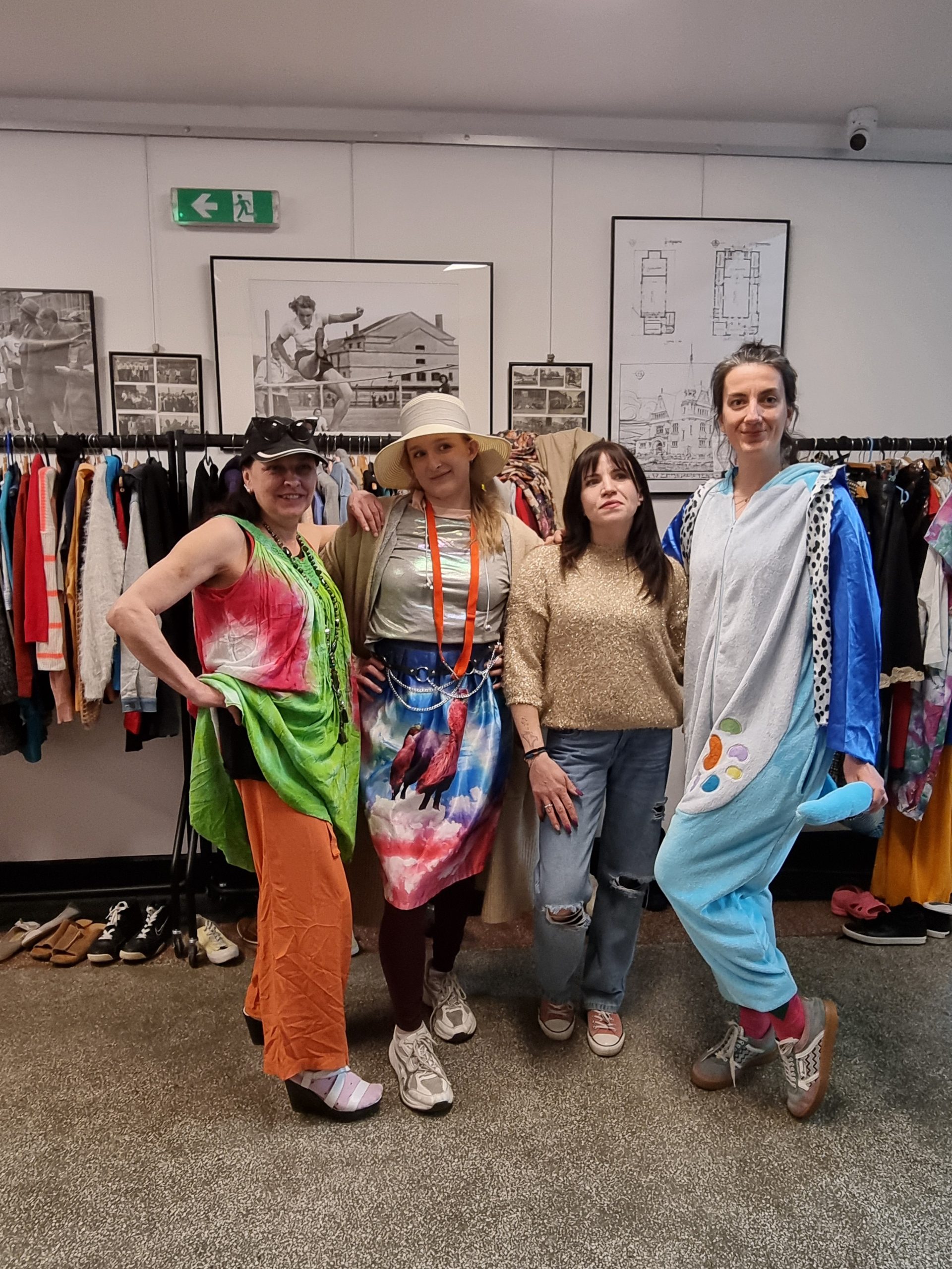 cztery kobiety prezentują różne ubrania