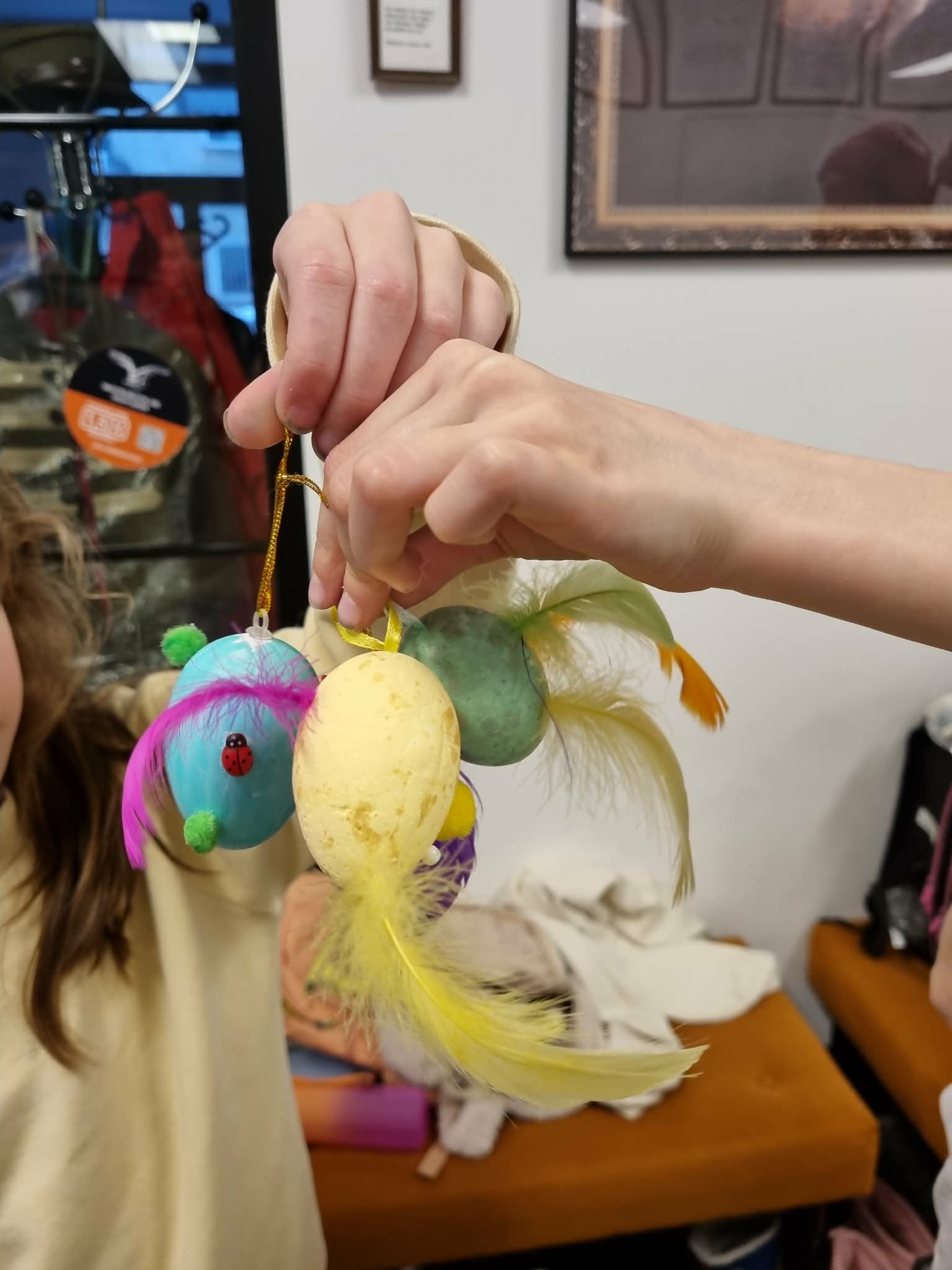 Różnokolorowe pisanki ozdobione piórkami