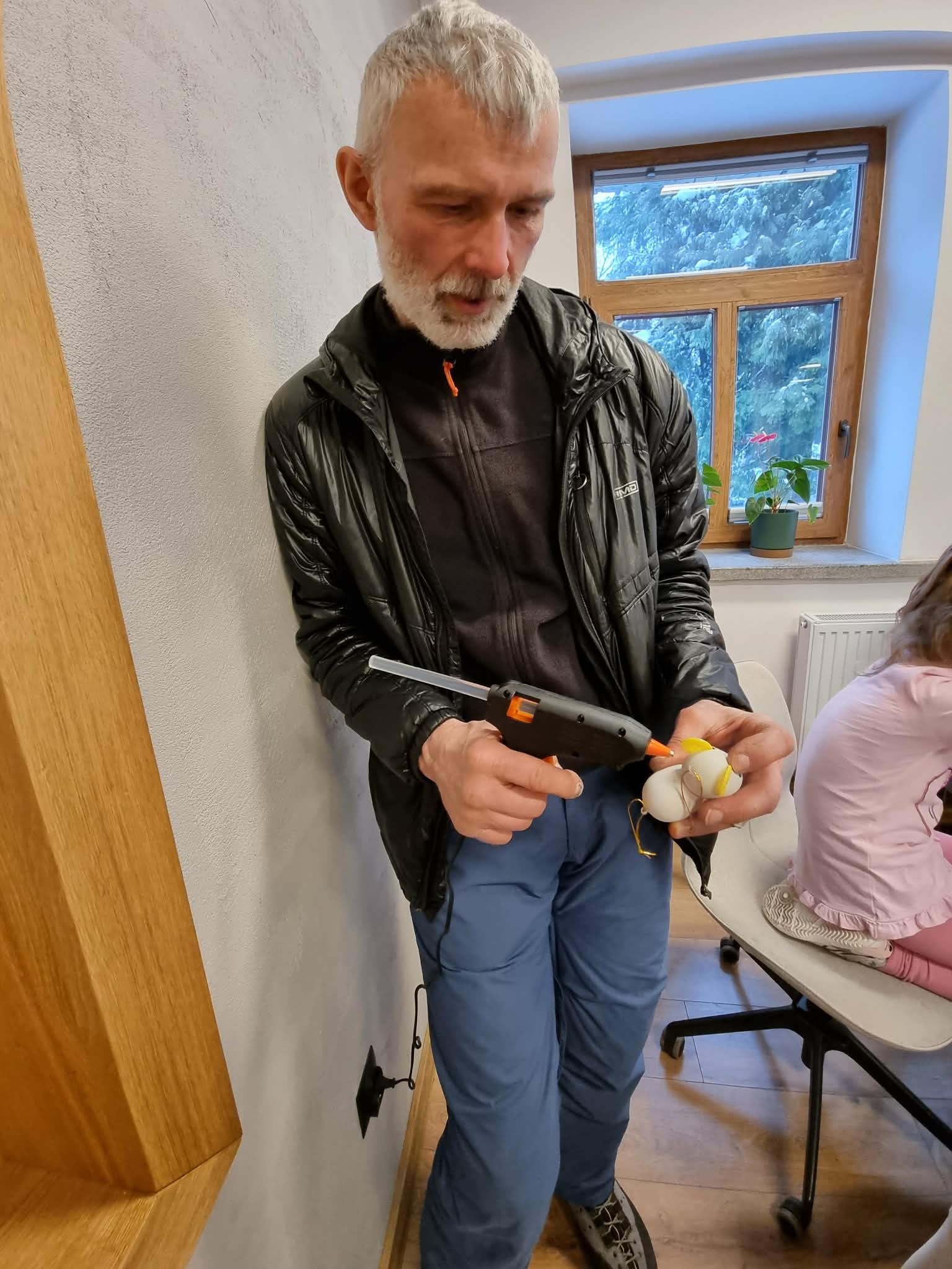 Mężczyzna używa kleju na gorąco do swojej ozdoby