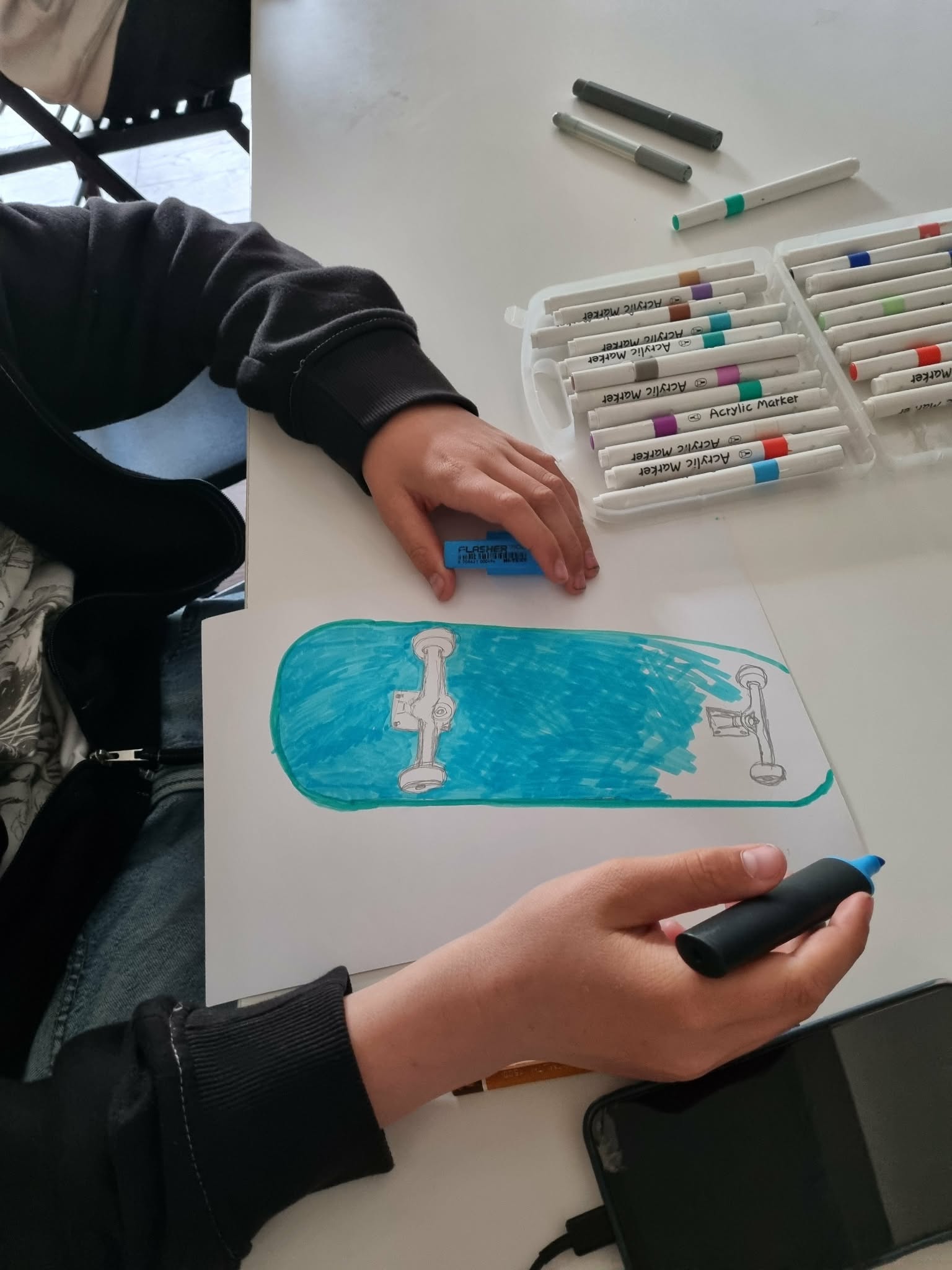 Chłopak rysuje deskorolkę