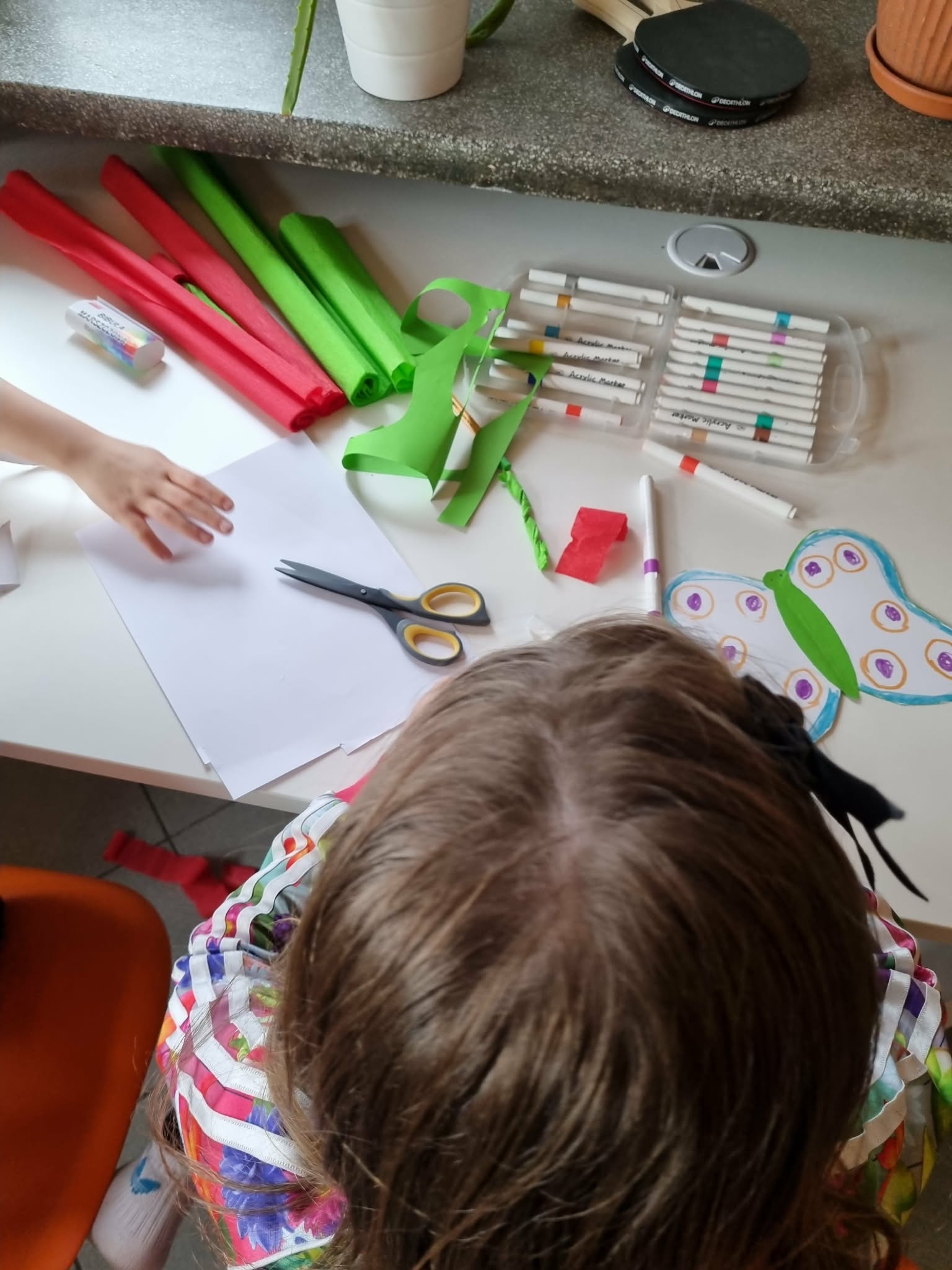 Dziewczynka zrobiła motylka z papieru