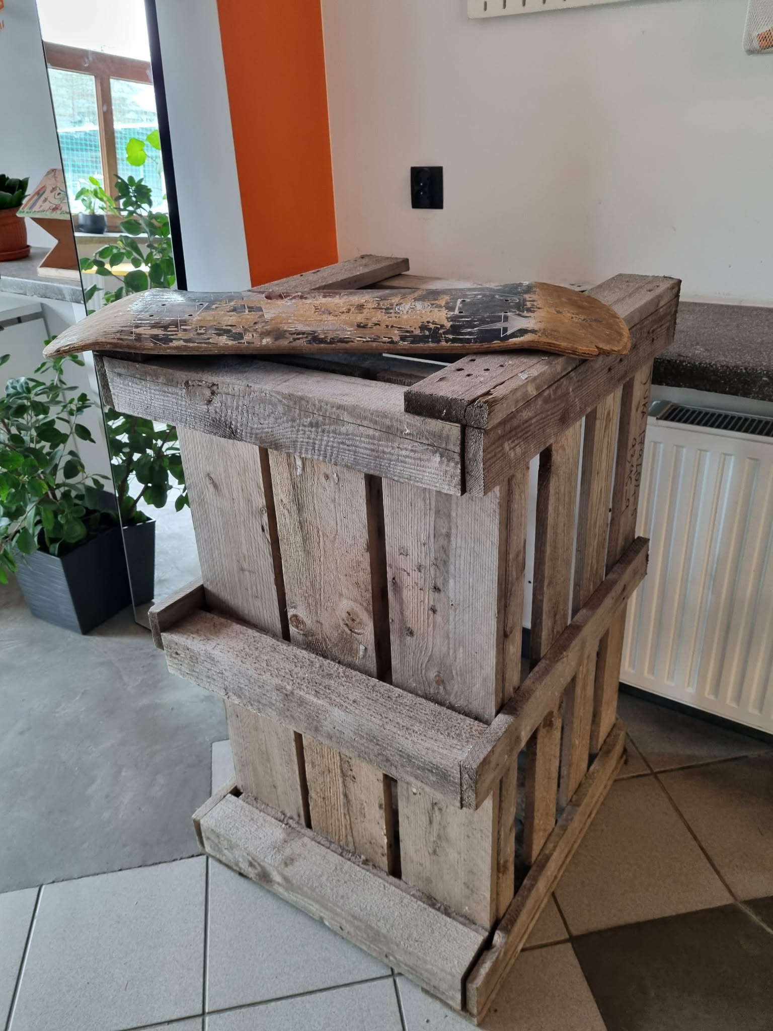 Stara drewniana skrzynia ze zniszczoną deskorolką