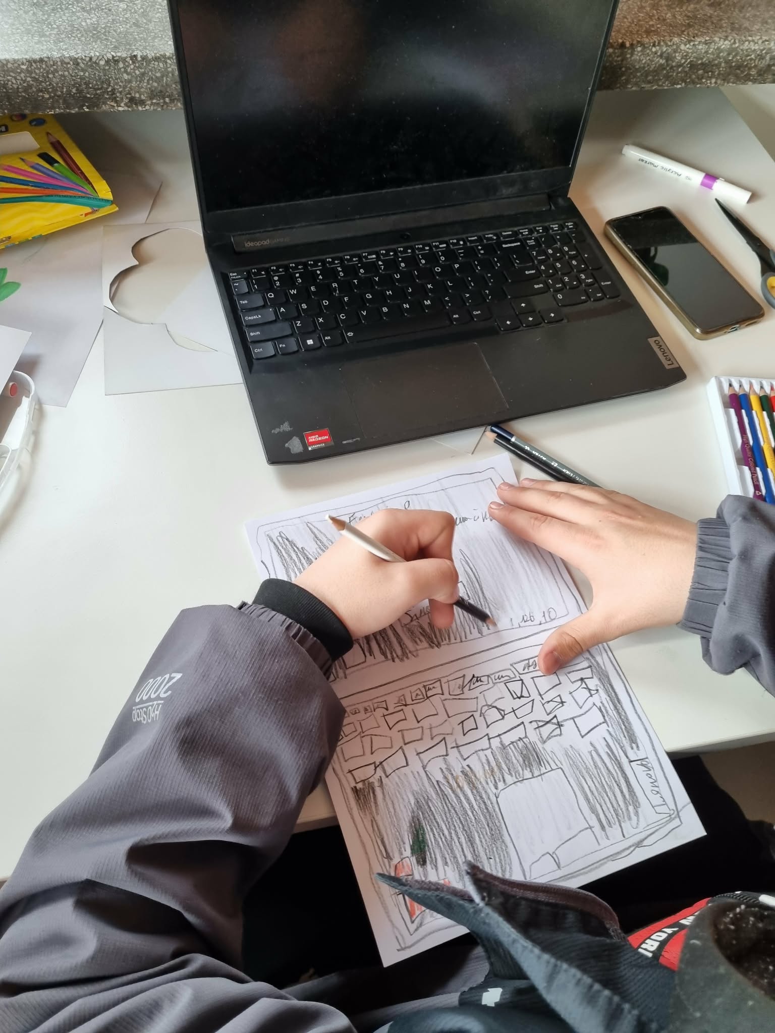 Chłopak rysuje laptopa