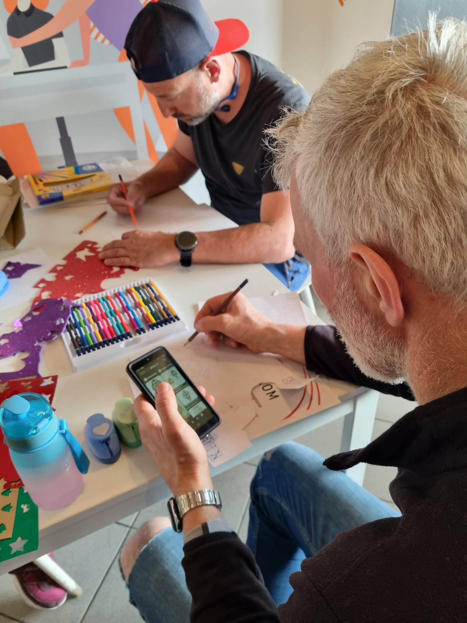 Dwóch mężczyzn rysuje