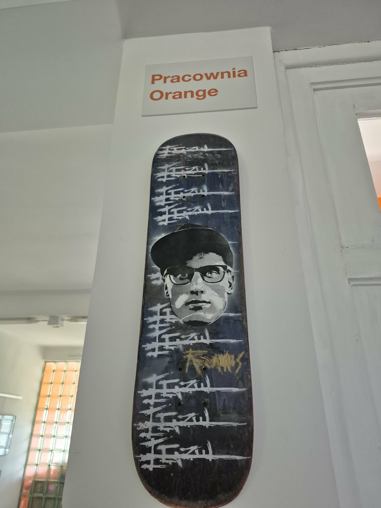 Deskorolka na, której namalowana jest twarz