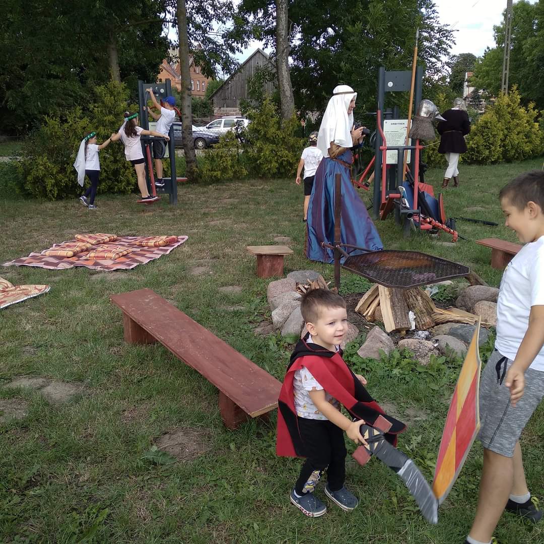 Na zdjęciu znajduje się mały chłopiec z rycerskim mieczem z papieru.