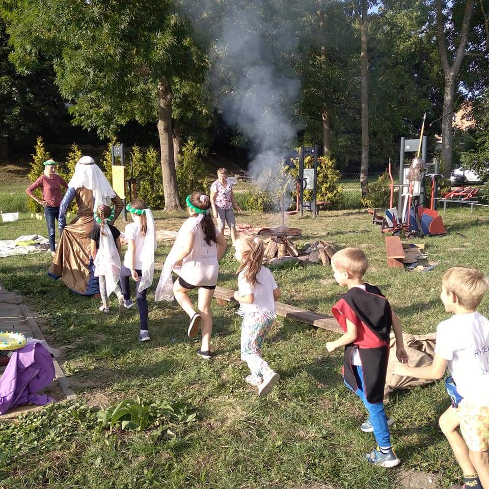 Dzieci podążające za animatorką.