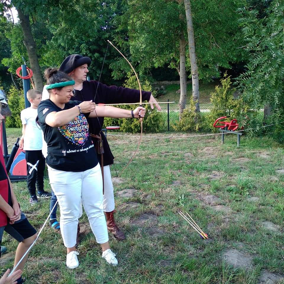 Kobieta strzelająca z łuku