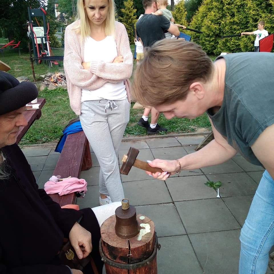 Kobieta trzymająca w dłoni młotek.