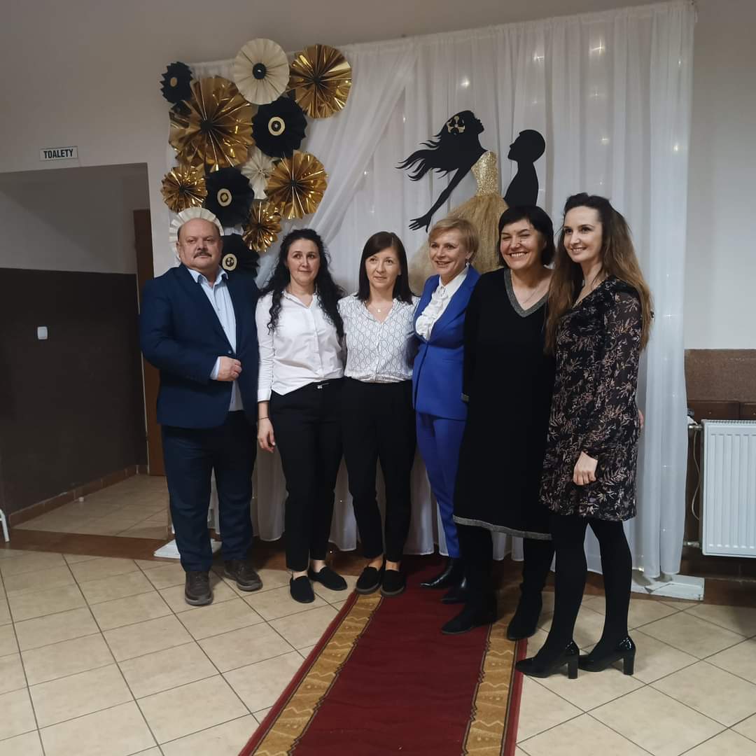 Grupa osób pozujących do zdjęcia.