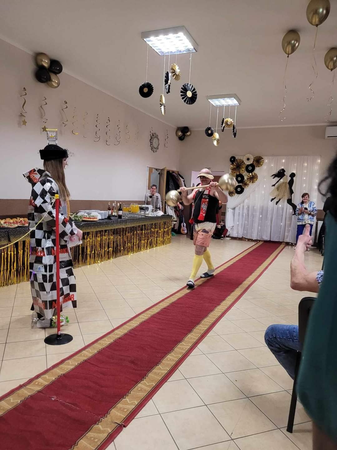 Młodzież w strojach prezentowanych podczas pokazu.