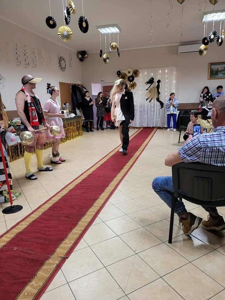 Młodzież w strojach prezentowanych podczas pokazu.