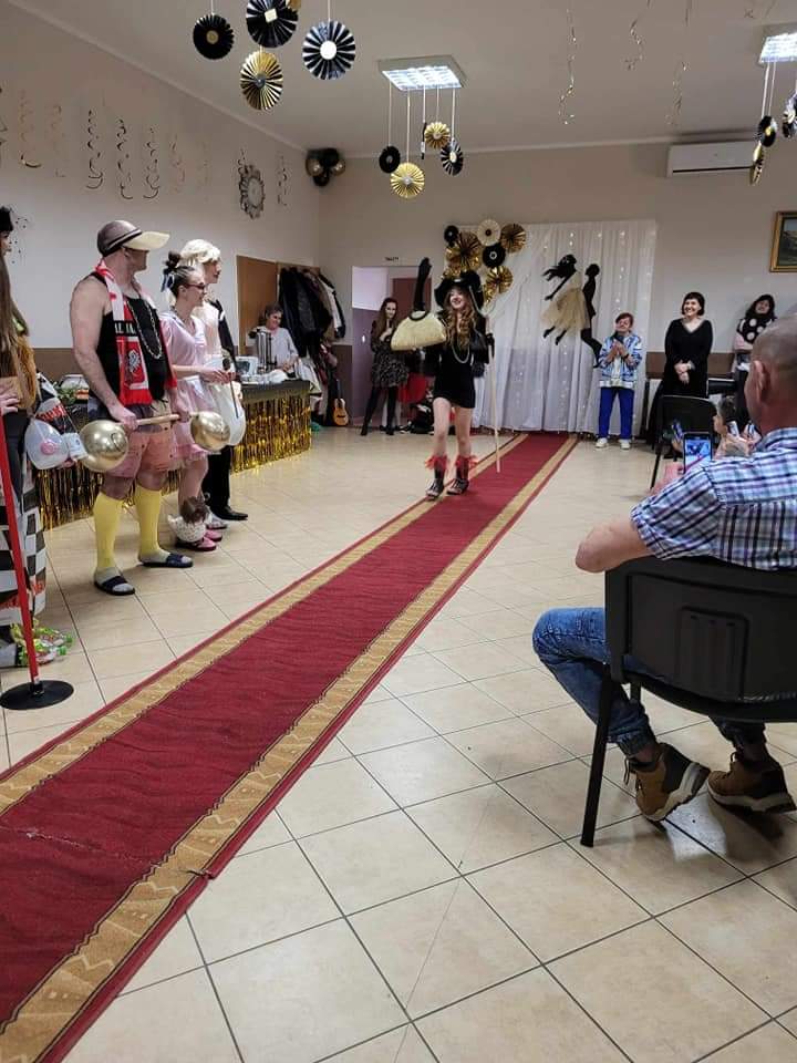 Młodzież w strojach prezentowanych podczas pokazu.