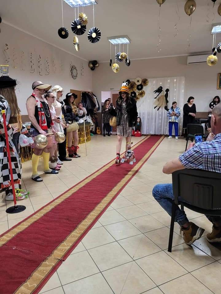 Młodzież w strojach prezentowanych podczas pokazu.