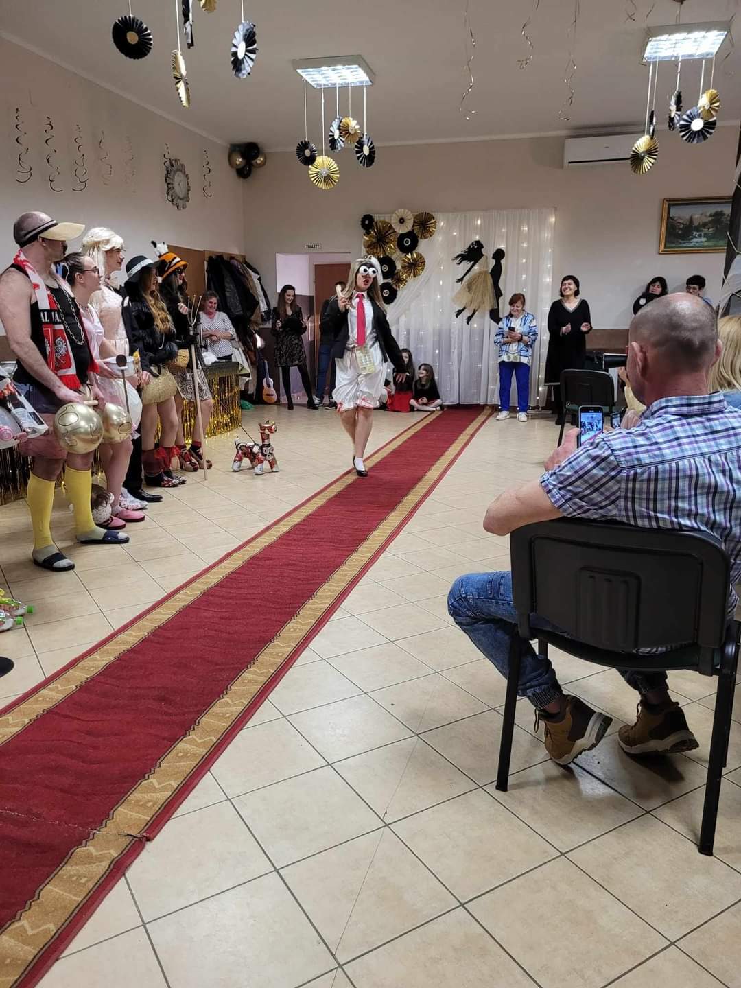 Młodzież w strojach prezentowanych podczas pokazu.
