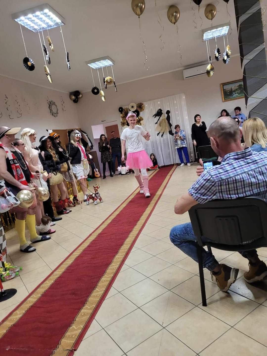 Młodzież w strojach prezentowanych podczas pokazu.