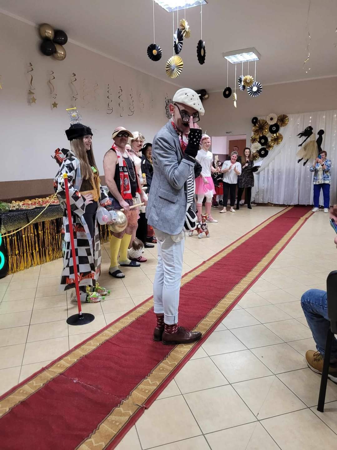 Młodzież w strojach prezentowanych podczas pokazu.
