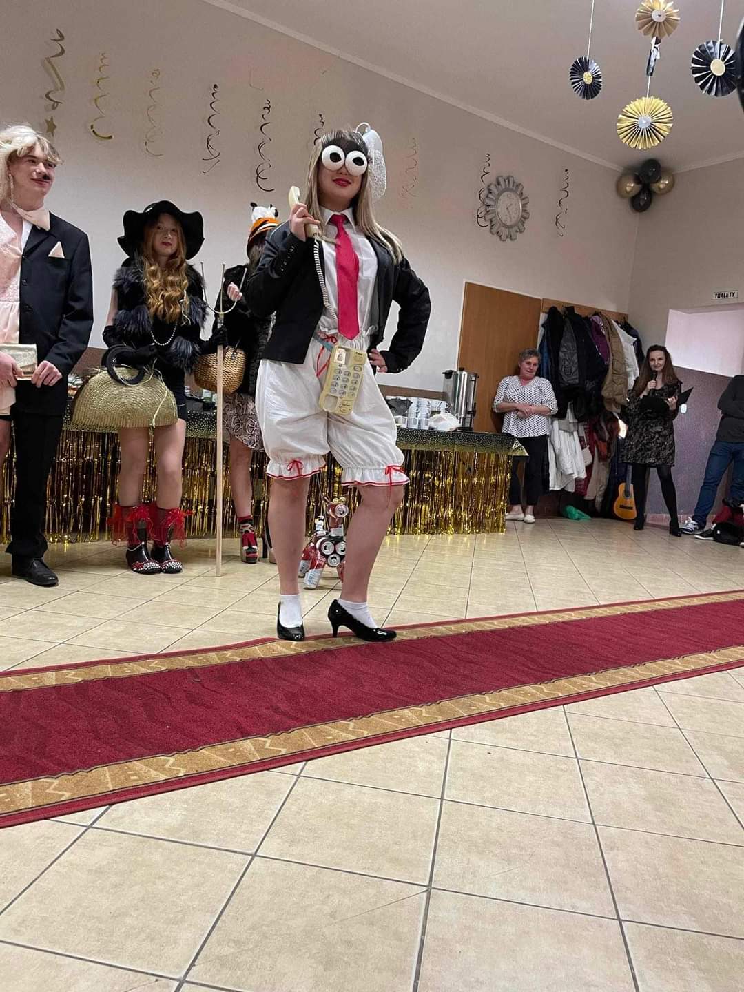 Młodzież w strojach prezentowanych podczas pokazu.