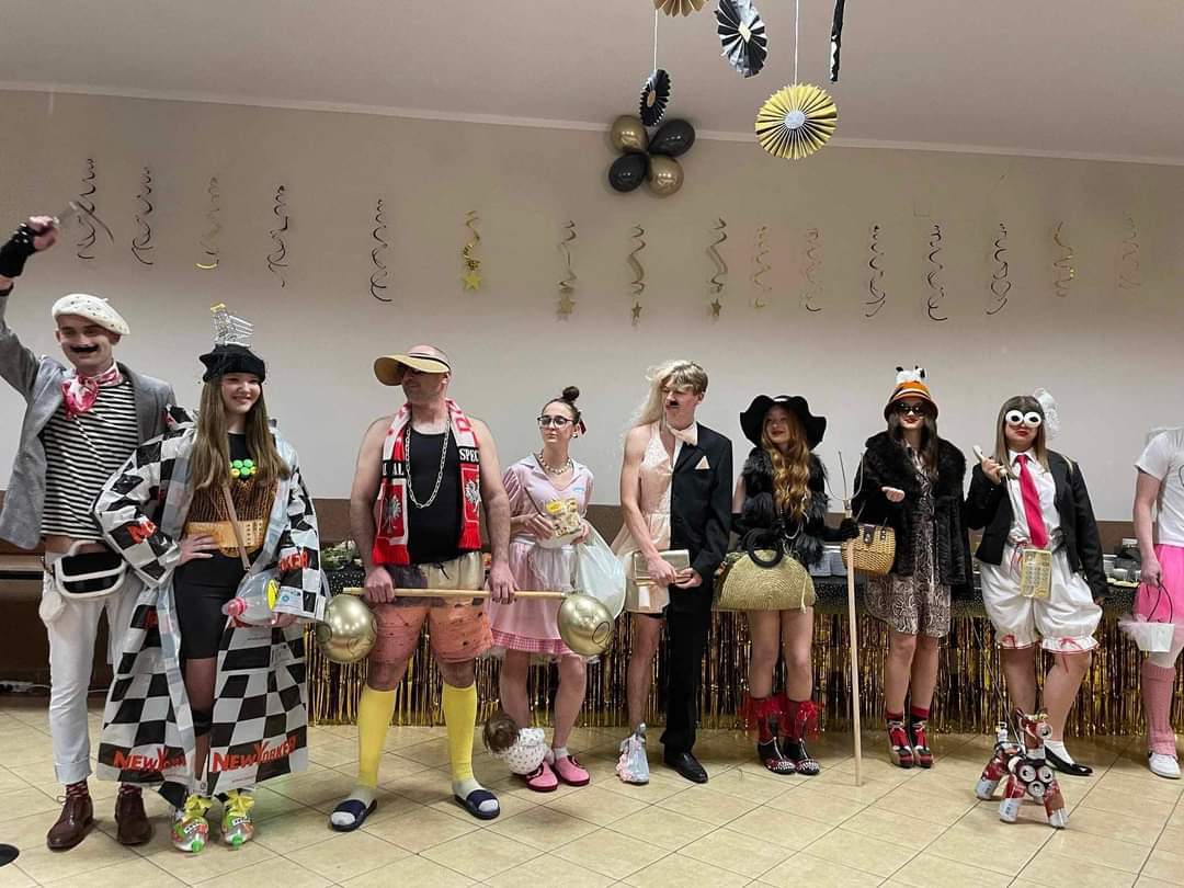Młodzież w strojach prezentowanych podczas pokazu.