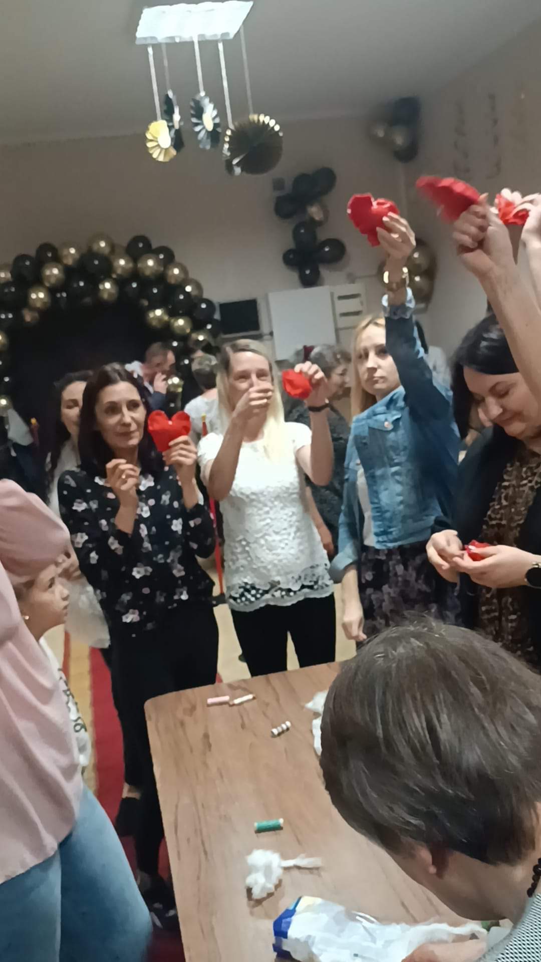 Grupa osób pozujących do zdjęcia.
