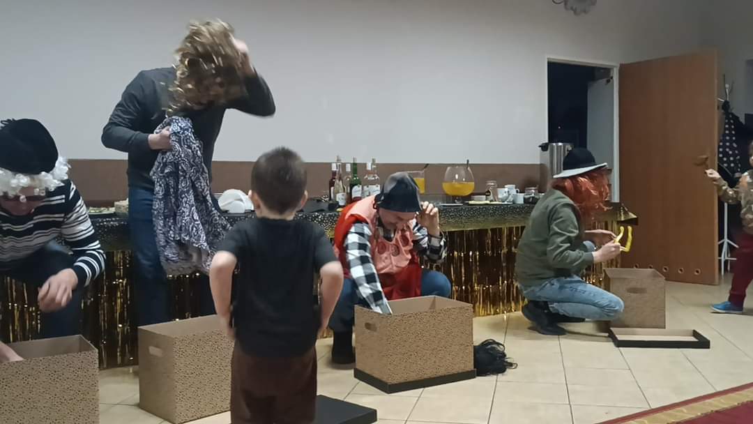 Grupa kobiet przebierających się w stroje.
