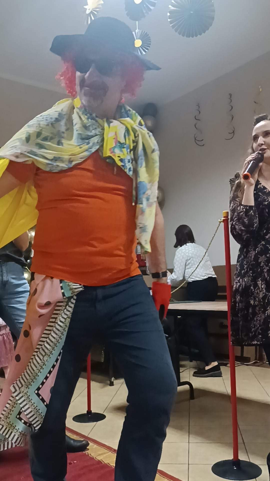 Młodzież w strojach prezentowanych podczas pokazu.