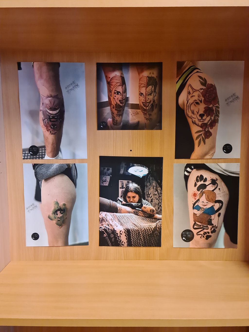 Zdjęcia tatuaży we wnęce regału z książkami