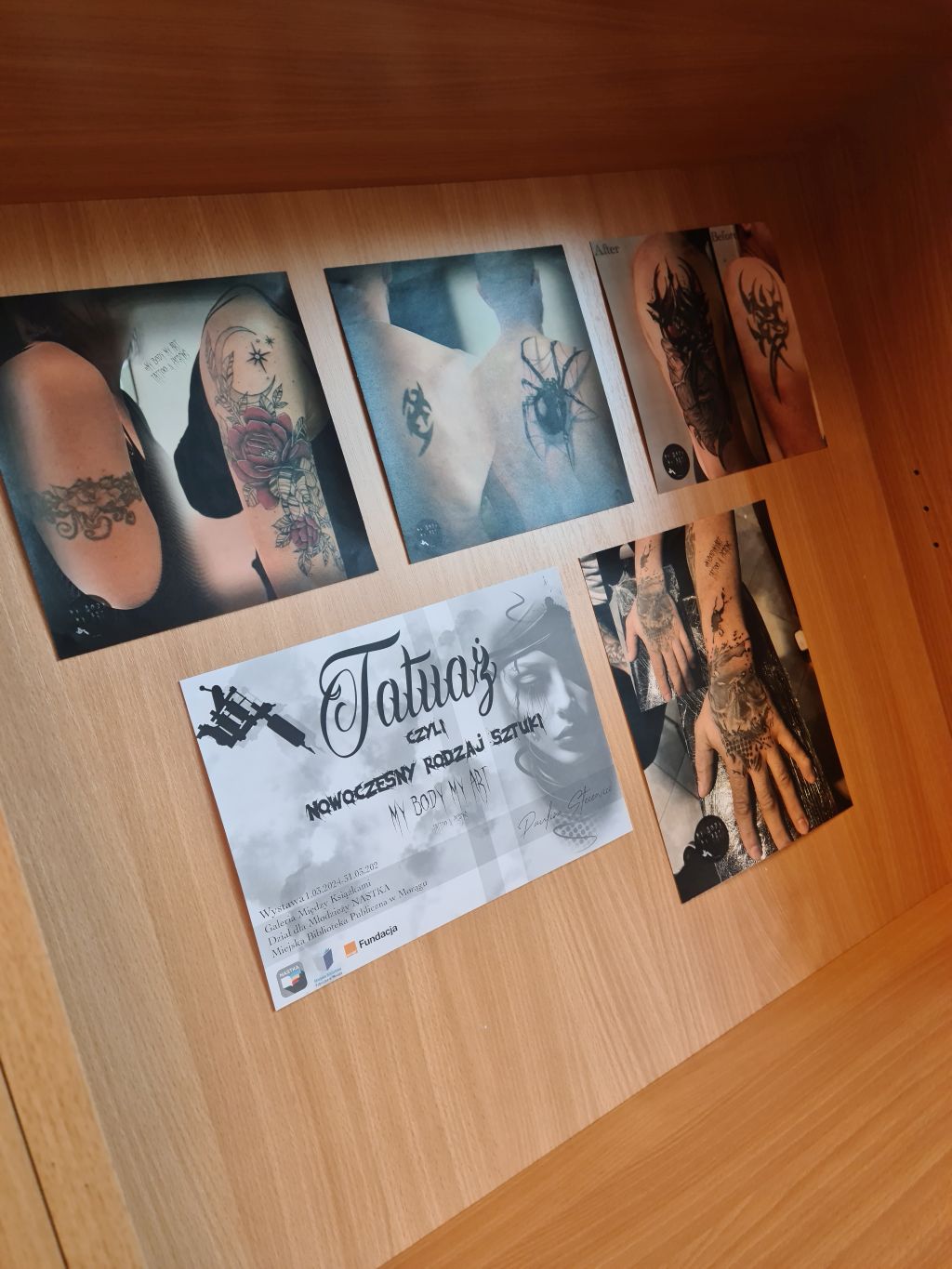 Zdjęcia tatuaży we wnęce regału z książkami