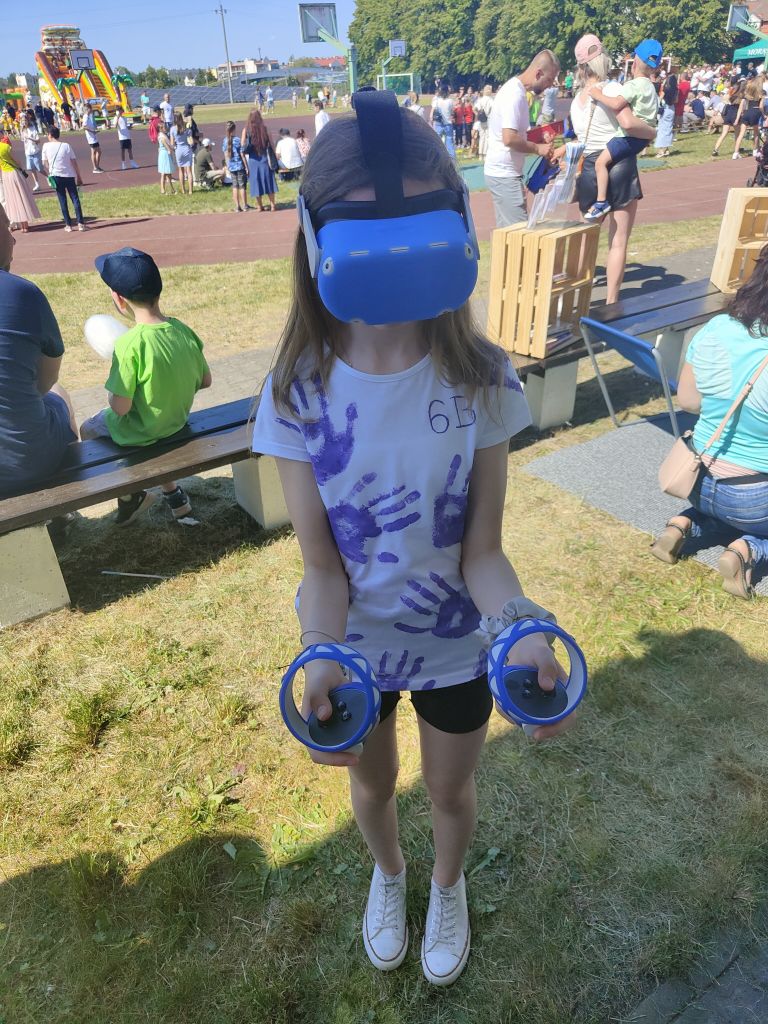 dziewczynka korzystająca z gogli wirtualnej rzeczywistości na dworze
