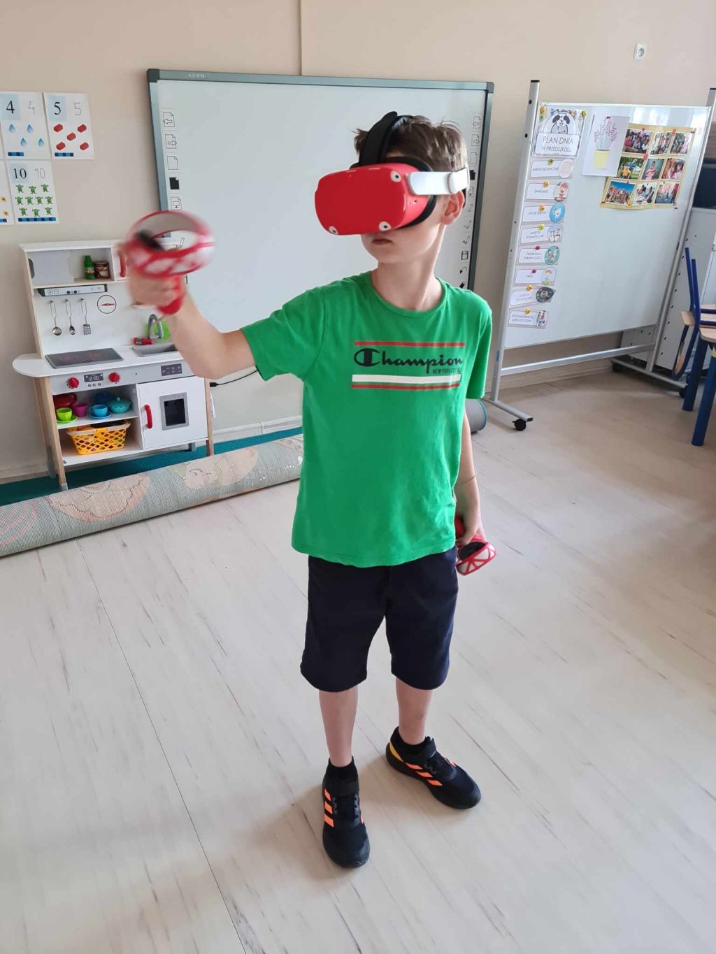 Chłopak gra goglami VR