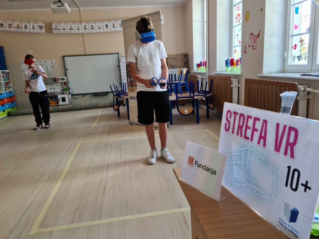 Dwóch chłopaków gra goglami VR