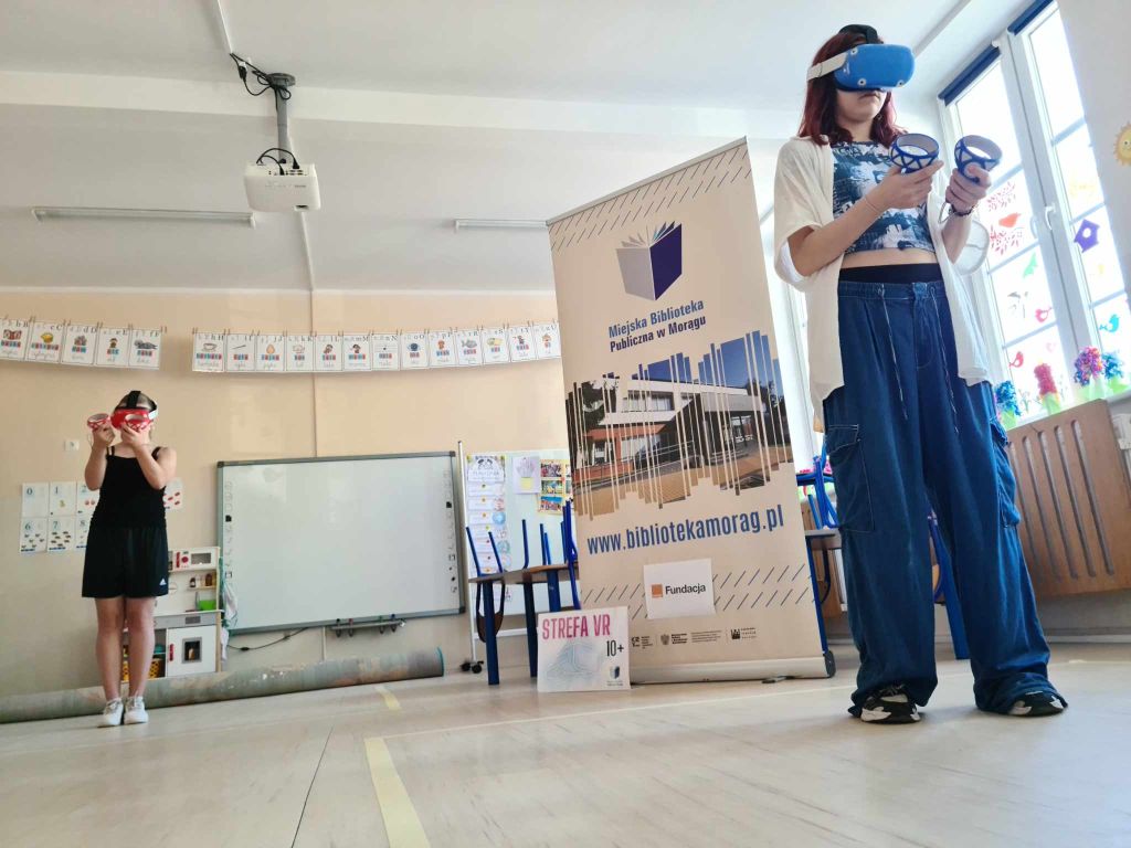 Dwie dziewczyny grają goglami VR