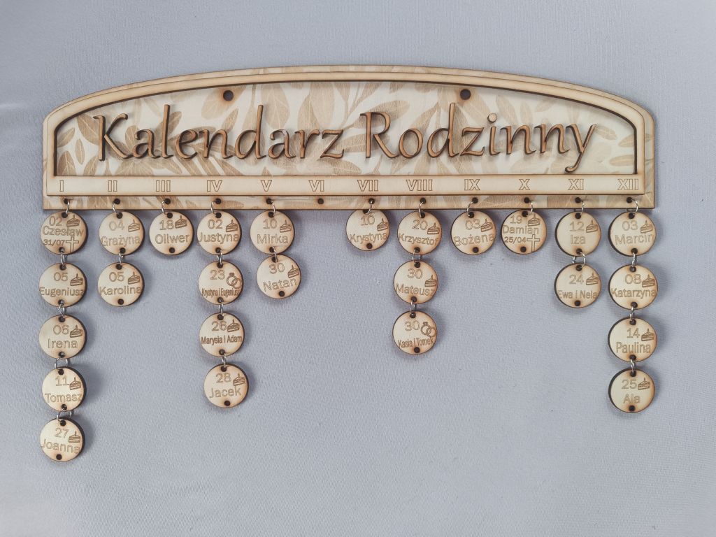 Ozdoba ścienna ze sklejki, deska z napisem kalendarz, pod nią liczne kółeczka