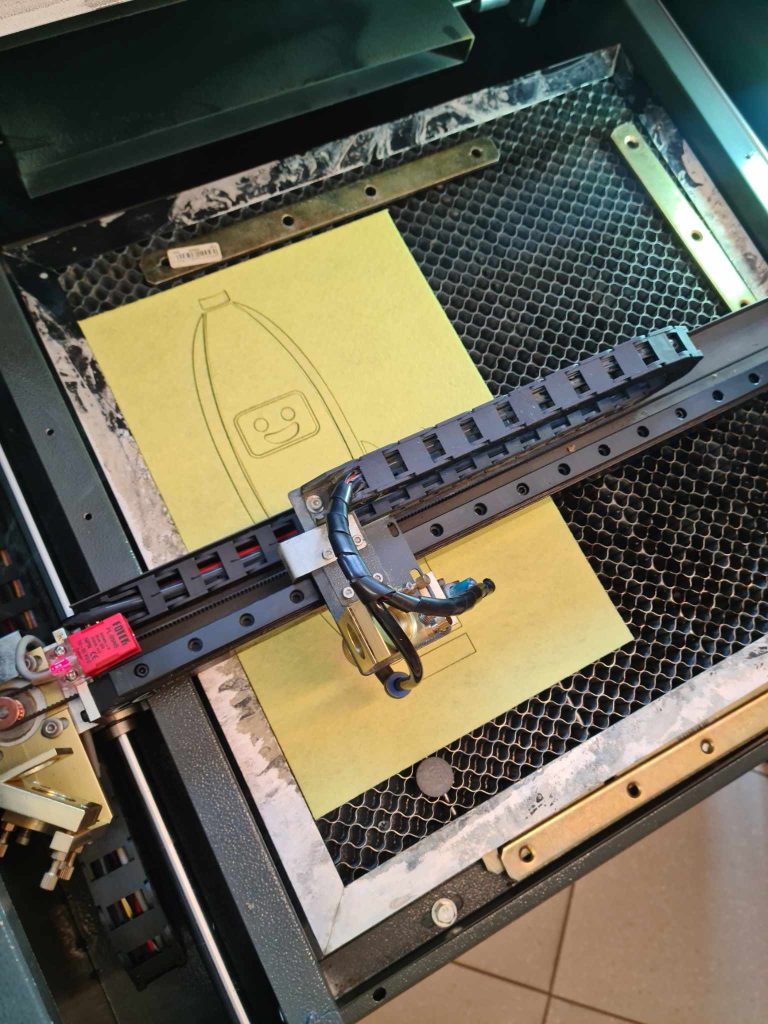 wnętrze plotera laserowego podczas pracy