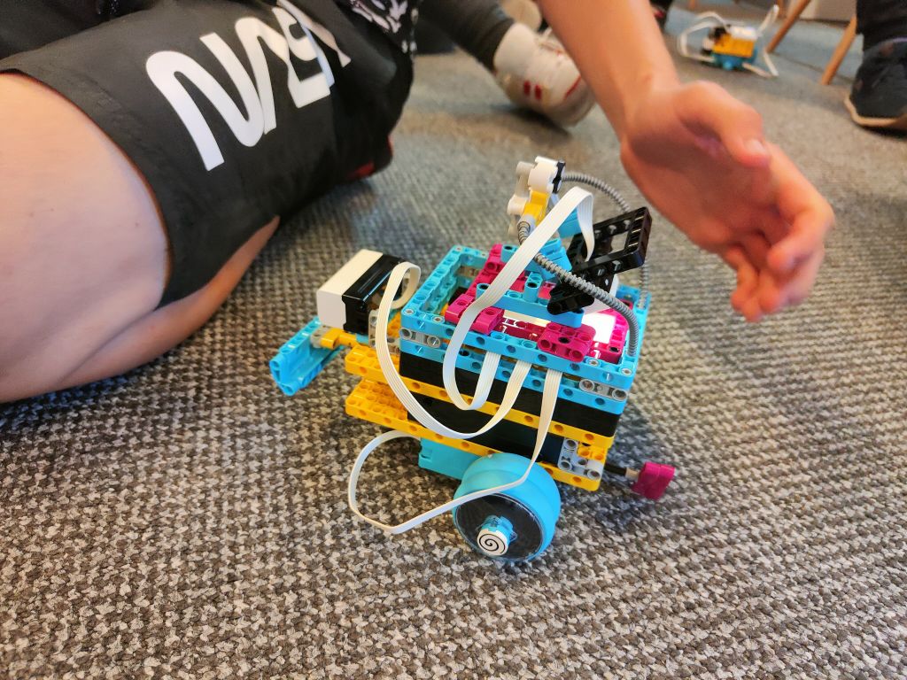 Robot złożony z klocków lego.