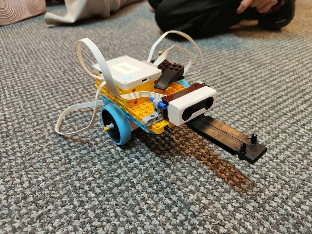 Robot złożony z klocków lego.