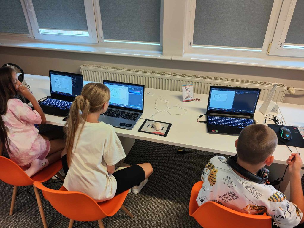 dzieci przy laptopach