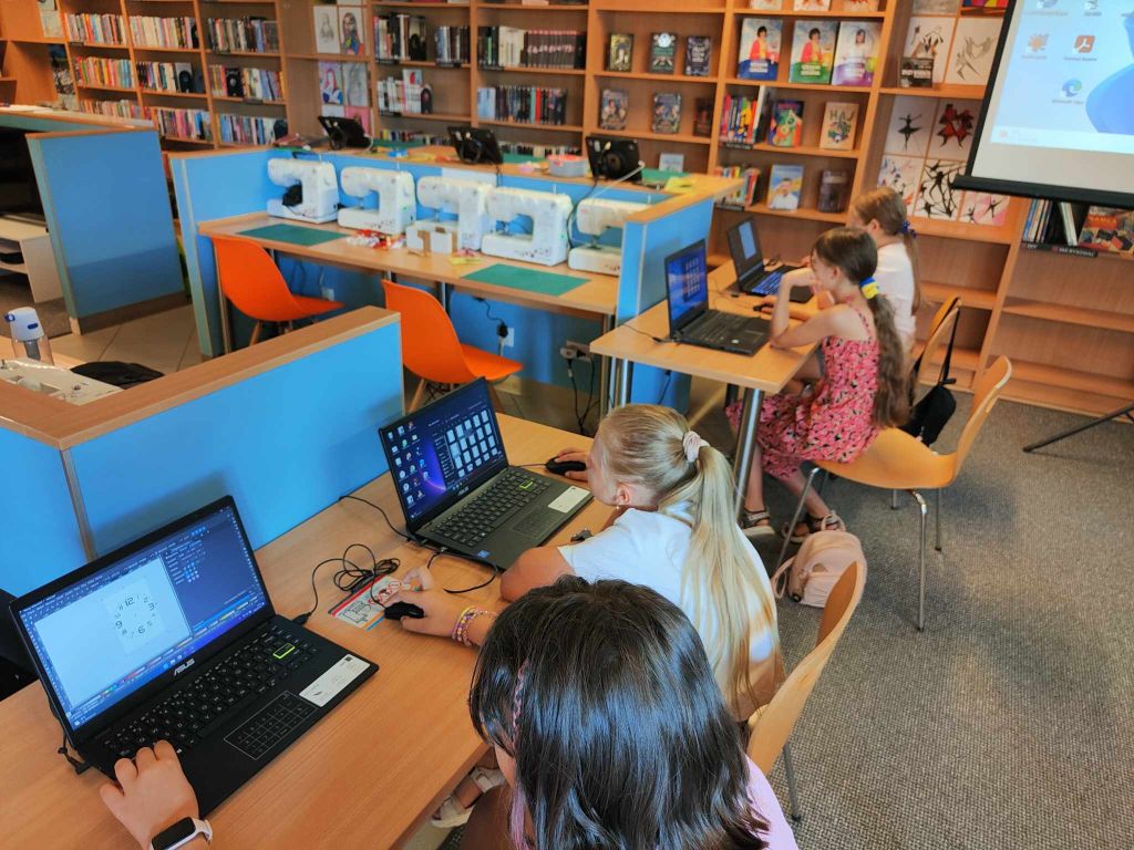 dzieci przy laptopach