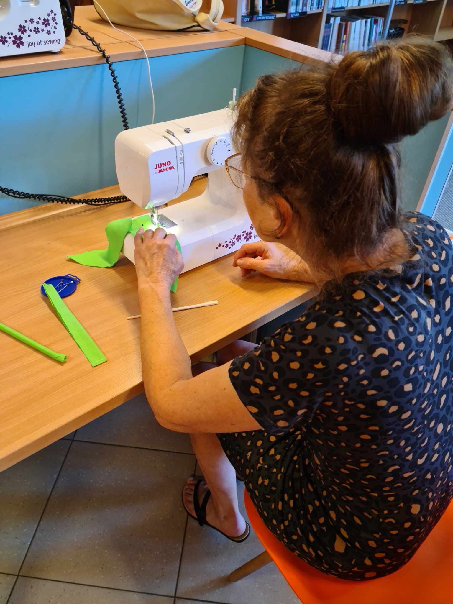 kobieta siedzi przy maszynie do szycia