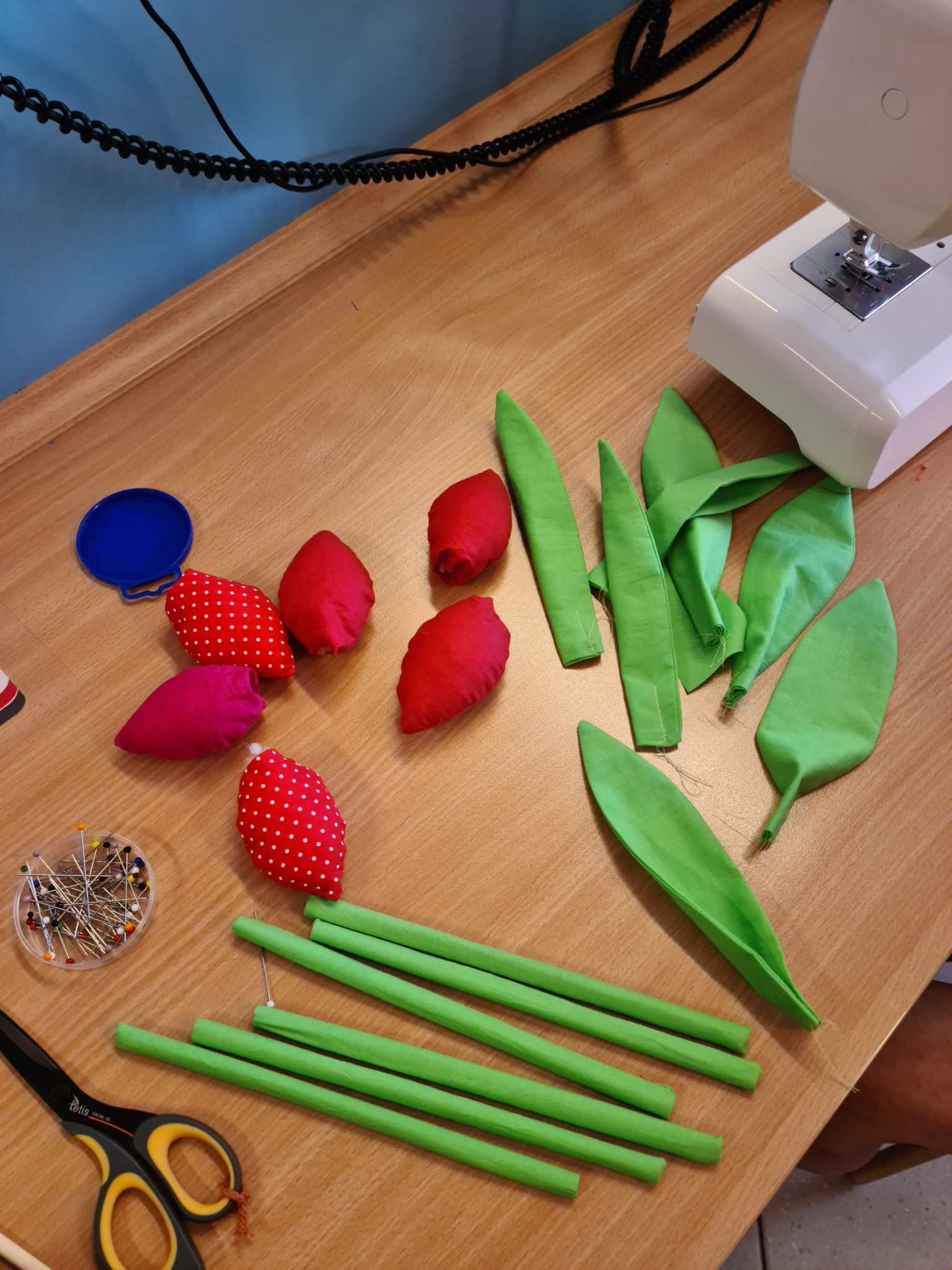 na stole leżą uszyta półprodukty do tekstylnych tulipanów
