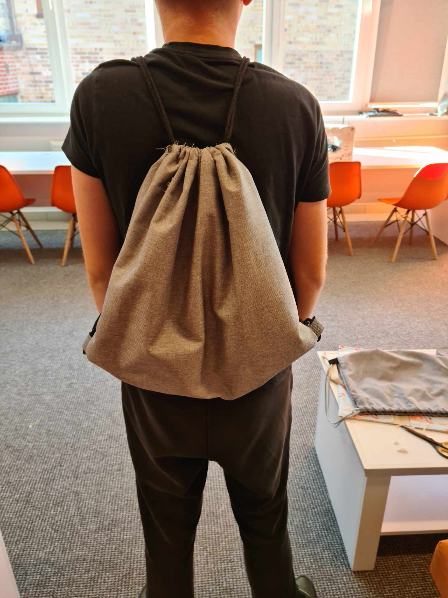 chłopak stoi tyłem ,na plecach ma założony workoplecak