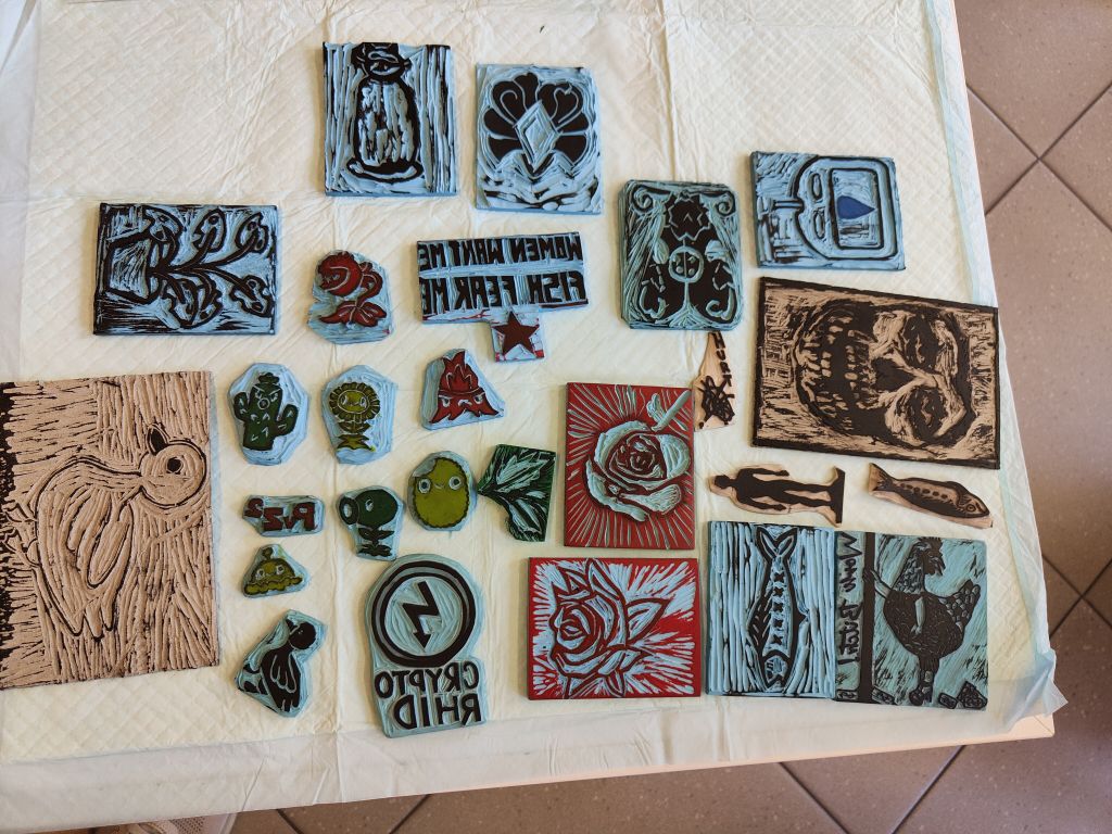 Wzory wycięte w kawałkach linoleum