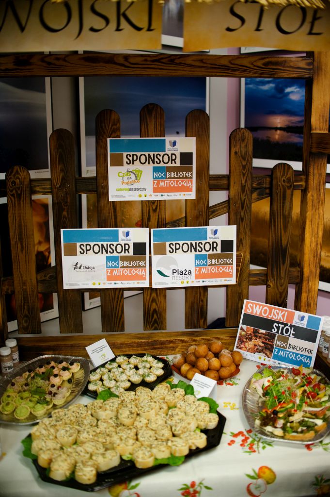 stół z jedzeniem, na nim 3 kartki z napisem sponsor