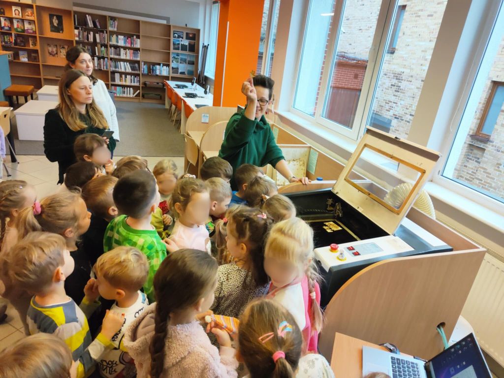 grupa dzieci ogląda puzzle wycięte na ploterze laserowym