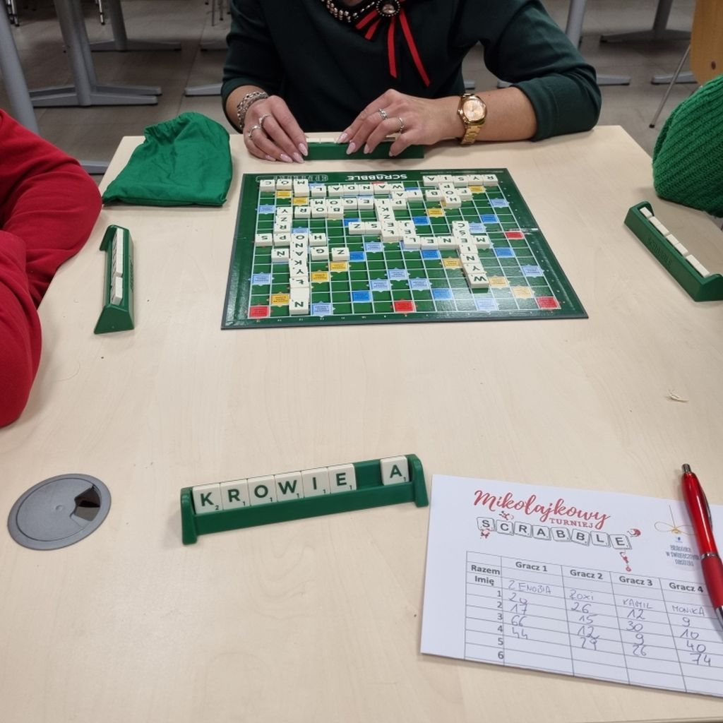 3 osoby grają w Scrabble