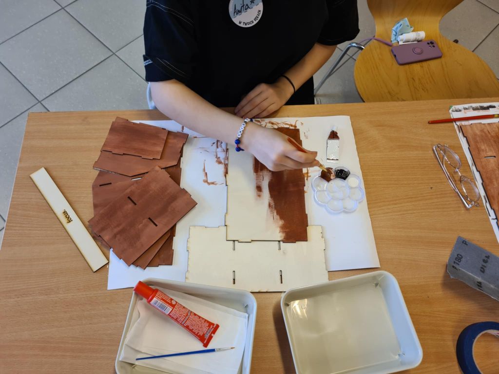 uczestnik warsztatów przygotowuje pudełko ze sklejki
