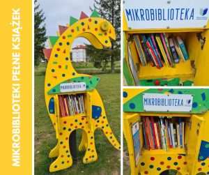 Kolorowy plakat promujący mikrobiblioteki. Po lewej stronie, na żółtym tle, znajduje się biały napis: „MIKROBIBLIOTEKI PEŁNE KSIĄŻEK”. Główne zdjęcie przedstawia mikrobibliotekę w kształcie żółtego dinozaura z kolorowymi kropkami i grzbietem z trójkątnymi kolcami. W „brzuchu” dinozaura znajduje się półka z książkami. Nad półką widoczna tabliczka z napisem „MIKROBIBLIOTEKA” i logo Miejskiej Biblioteki Publicznej w Morągu. Po prawej stronie plakatu dwa mniejsze zdjęcia pokazujące wnętrze biblioteczki – zbliżenia na książki ustawione pionowo. Tło stanowi parkowa zieleń z drzewami i trawnikiem.