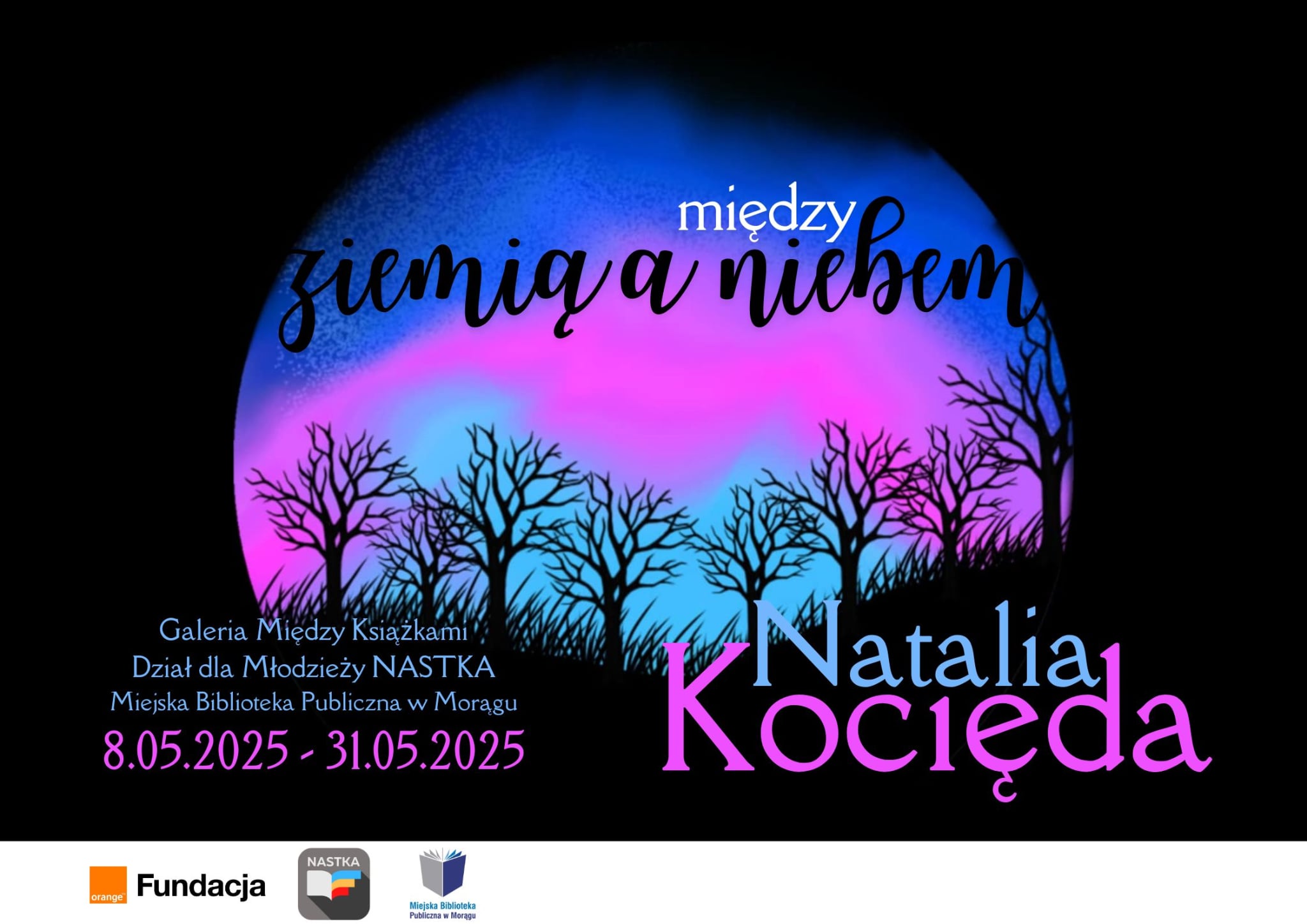 Plakat wystawy sztuki 'Między ziemią a niebem' autorstwa Natalii Kociędy w bibliotece.